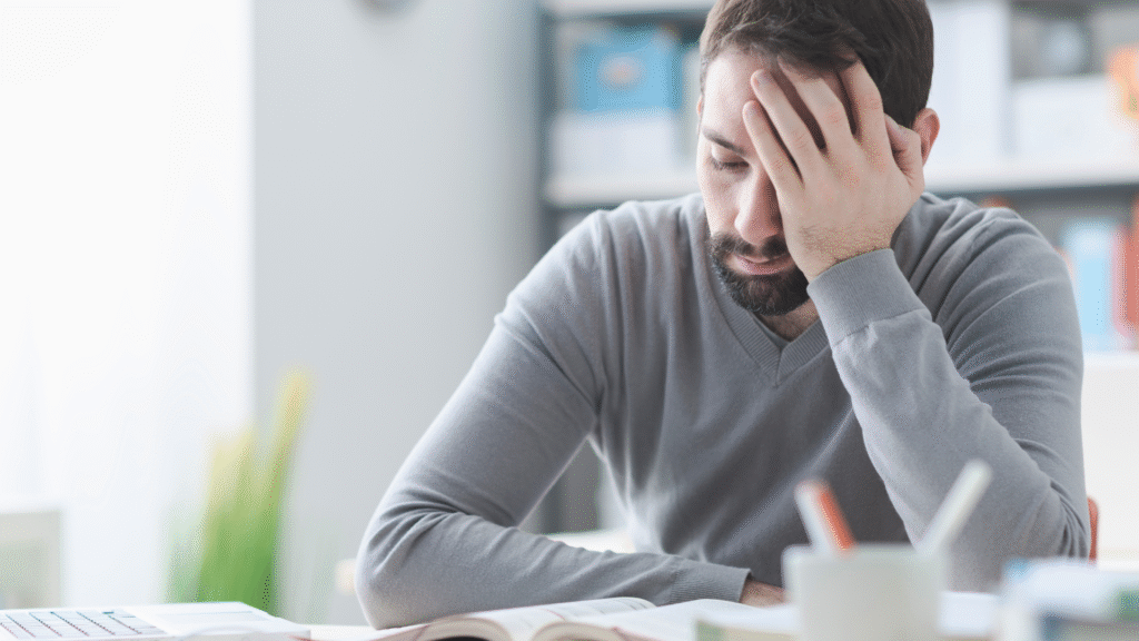 zmęczony mężczyzna przy biurku